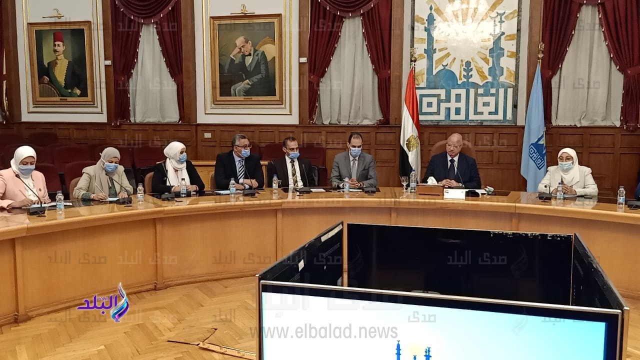 المحافظ مع  وفدًا من ممثلى البرنامج الرئاسي 