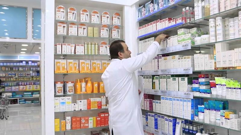 حكم عمل غير المتخصصين في الصيدليات.. الأزهر يجيب