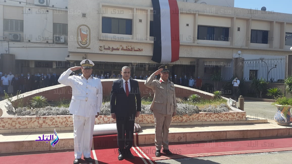 محافظ سوهاج يضع إكليل ورود على النصب التذكاري