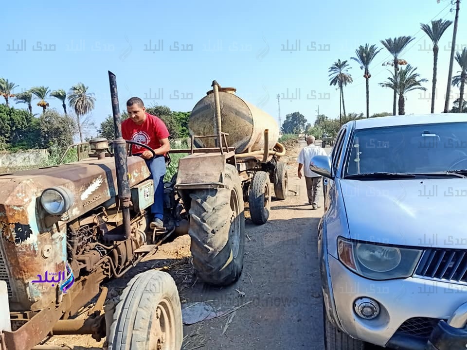 جرار يلقى بالمخلفات 