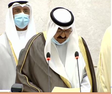 الشيخ مشعل الأحمد يؤدي اليمين الدستورية أمام أمير الكويت ولي