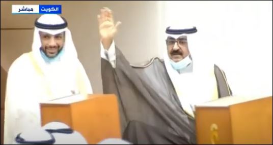 لحظة أداء ولى العهد مشعل الأحمد
