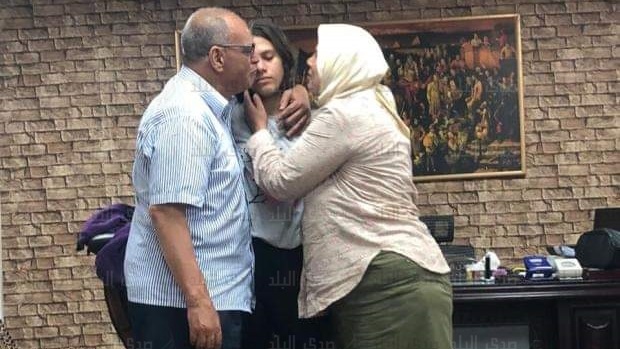 الفتاة بصحبة والديها