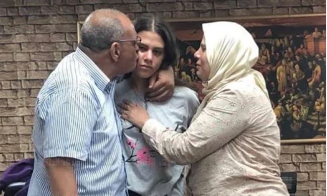 فرح مع والديها 