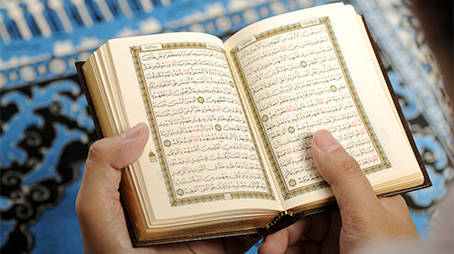 هل يجوز قراءة القرآن وانا واضع رجل على رجل