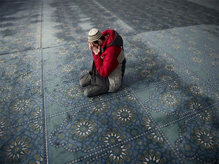 هل مسح الوجه بعد قراءة القرآن جهل