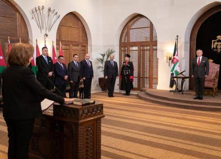 أداء اليمين الدستوري أمام العاهل الأردني في حكومة سابقة 