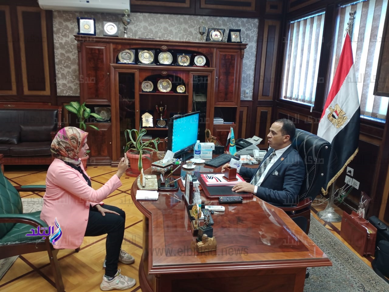 رئيس جامعة دمنهور مع مراسلة صدى البلد