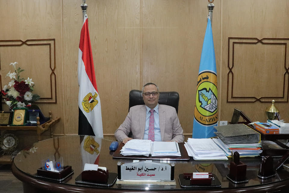 الدكتور حسين أبو الغيط عميد كلية الطب للبنين