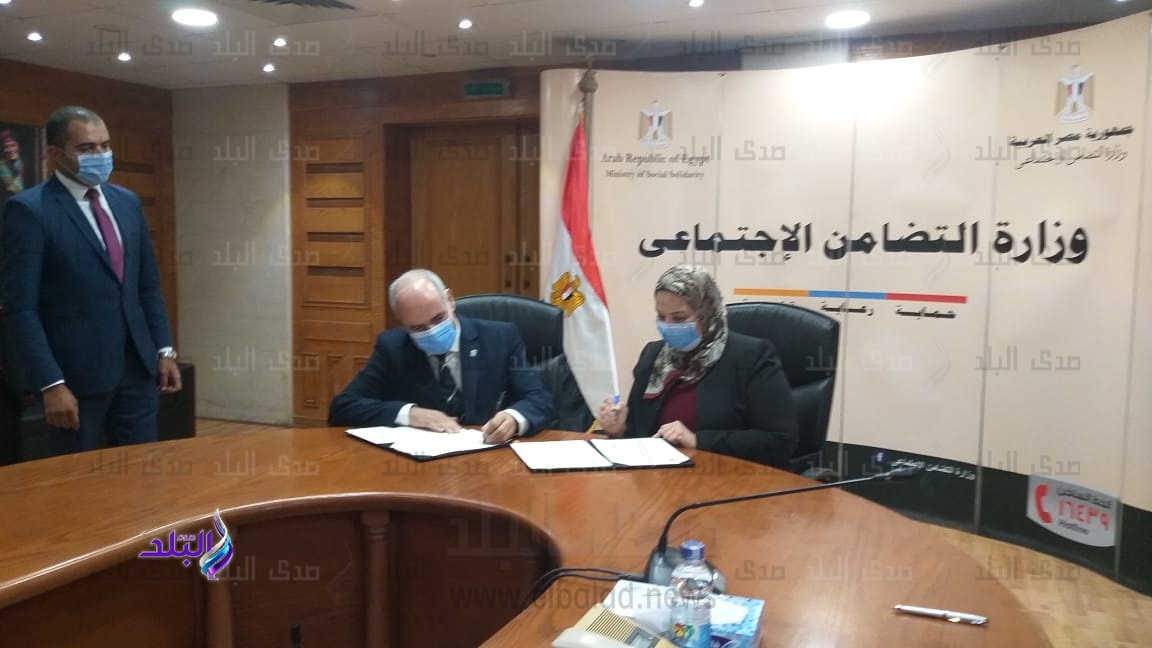 توقيع وزيرة التضامن الاجتماعي ورئيس جامعة الفيوم  توقيع وزيرة التضامن الاجتماعي ورئيس جامعة الفيوم