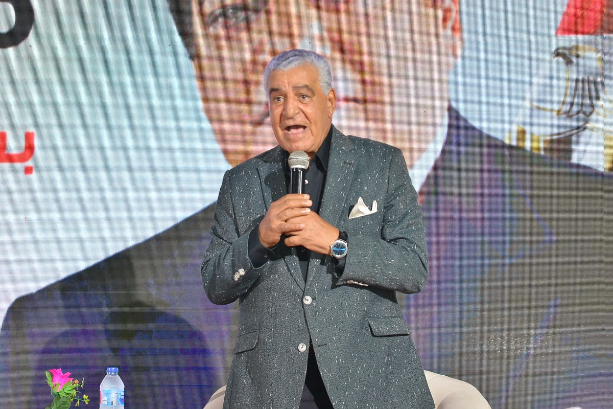 زاهي حواس يدعم أبو العينين