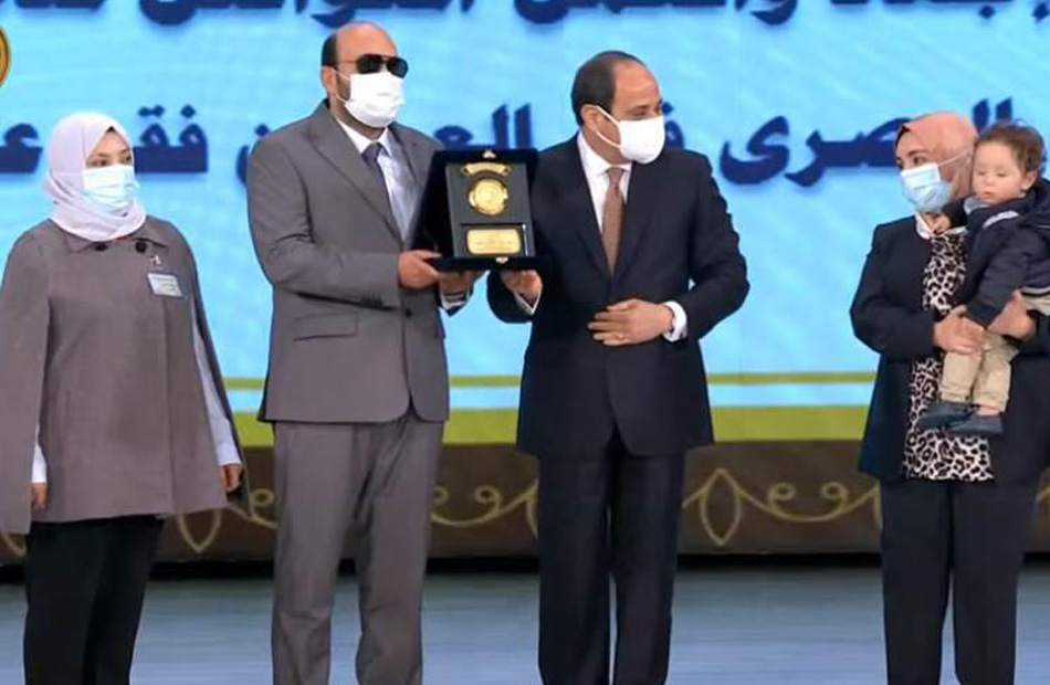 تكريم الرئيس السيسي لطبيب فقد بصره