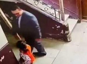 الرجل والطفلة 