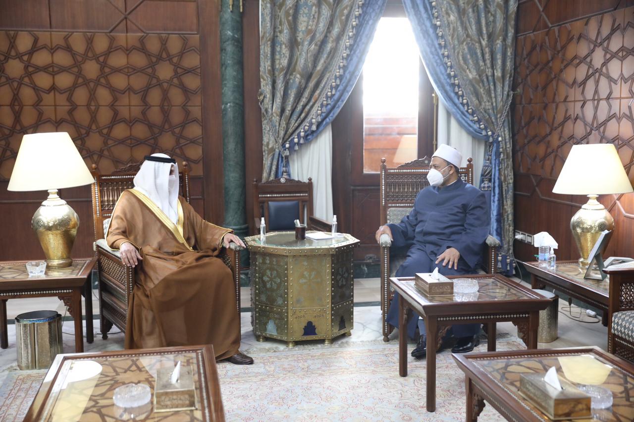 خلال اللقاء مع شيخ الأزهر 