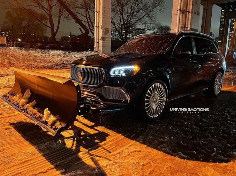 النسخة الأنيقة مايباخ GLS 600 تظهر كـ "جرافة ثلوج" في كليب ا
