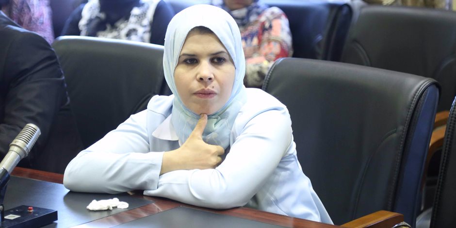 النائبة منى عبد العاطى