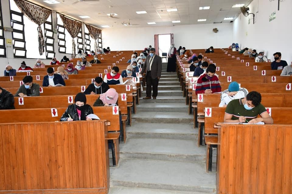 الامتحانات بجامعة قناة السويس 