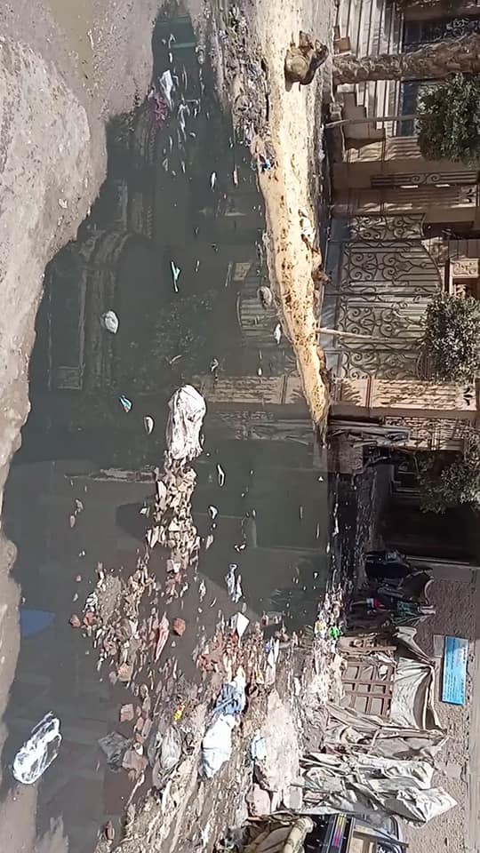 جانب من آثار كسر ماسورة مياه صرف صحي في بشتيل