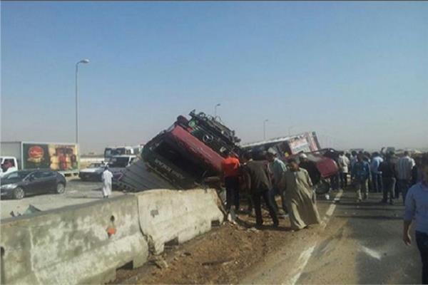 انقلاب سيارة نقل على طريق السويس