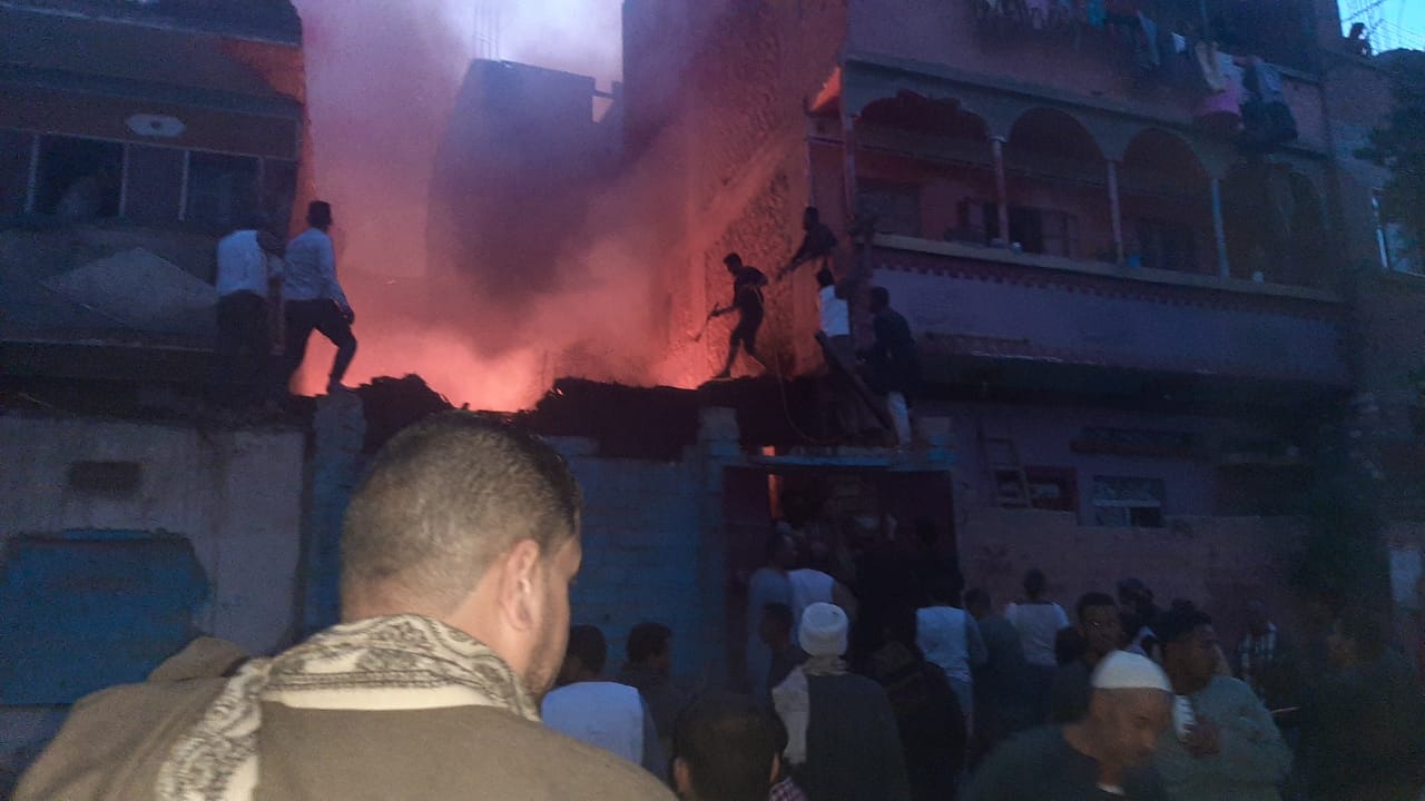 حريق في 3 منازل