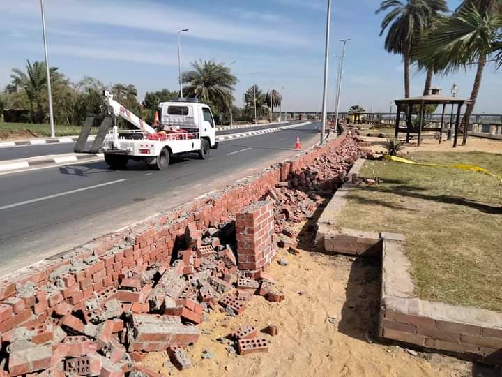 هدم سور الكورنيش الشرقي بسوهاج