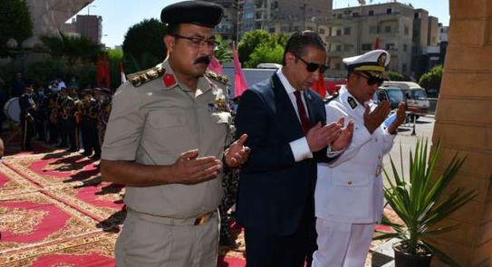 محافظ الفيوم يضع اكليل من الزهور