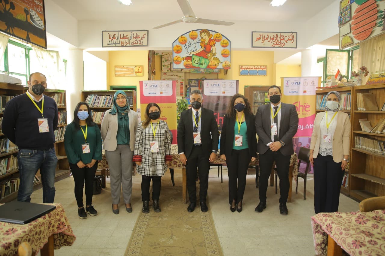 النائب أحمد فتحي مع طالبات التعليم الفني