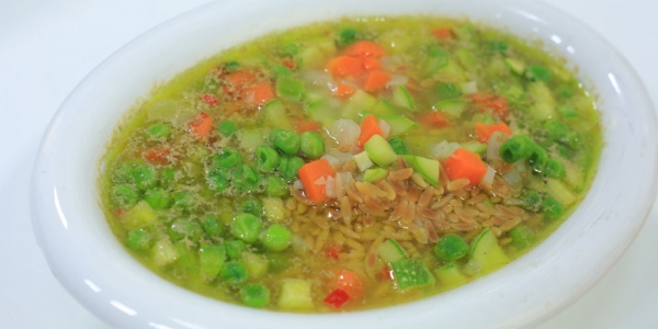 طريقة عمل شوربة الخضار بلسان العصفور بـ 3 وصفات مختلفة