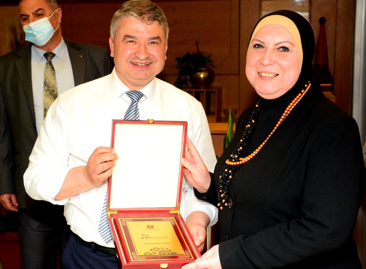 وزيرة التجارة و الصناعة 