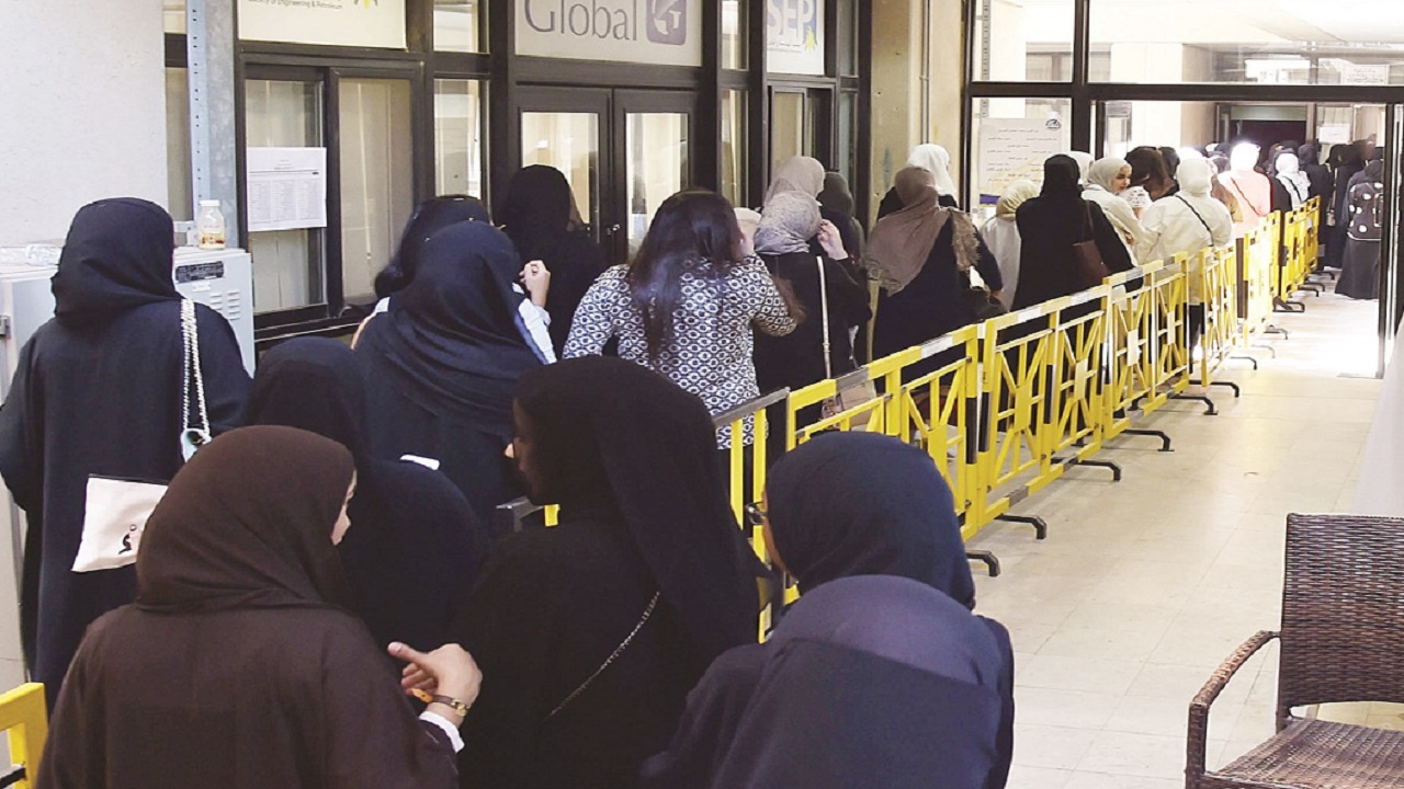 غضب بعد إجبار طالبات هندسة الكويت على نزع العباءات للتفتيش