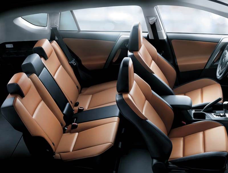 المقاعد الخلفية في السيارة 