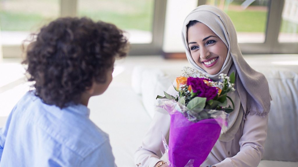 حكم الاحتفال بـ عيد الأم.. المفتي يجيب