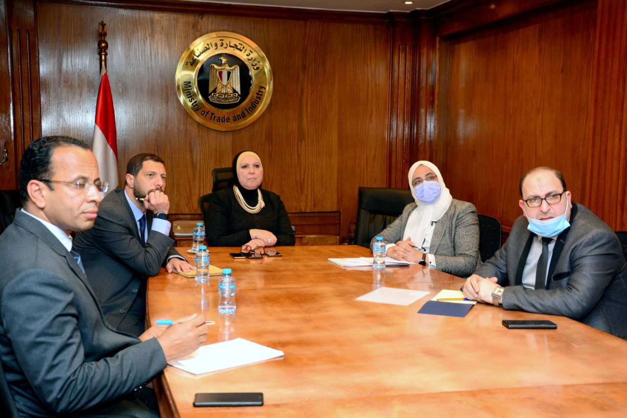 وزيرة التجارة و الصناعة خلال الاجتماع
