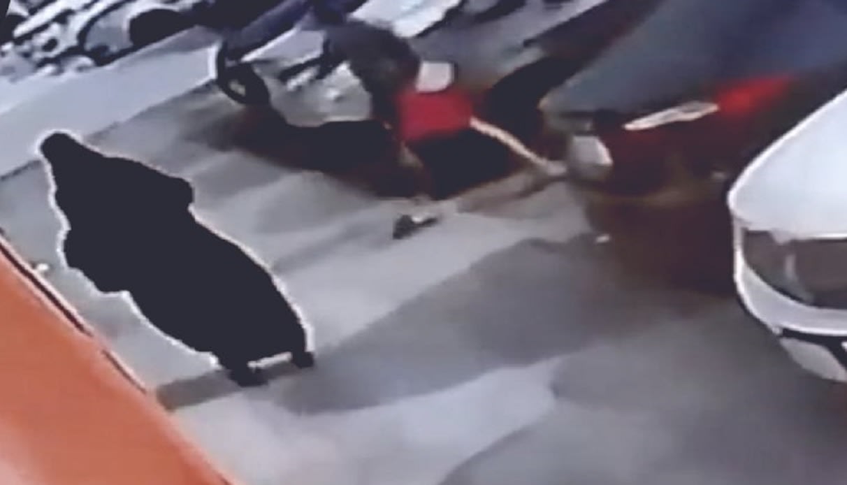شرطة مكة تكشف حقيقة فيديو تحرش رجل بامرأة أمام محل تجاري