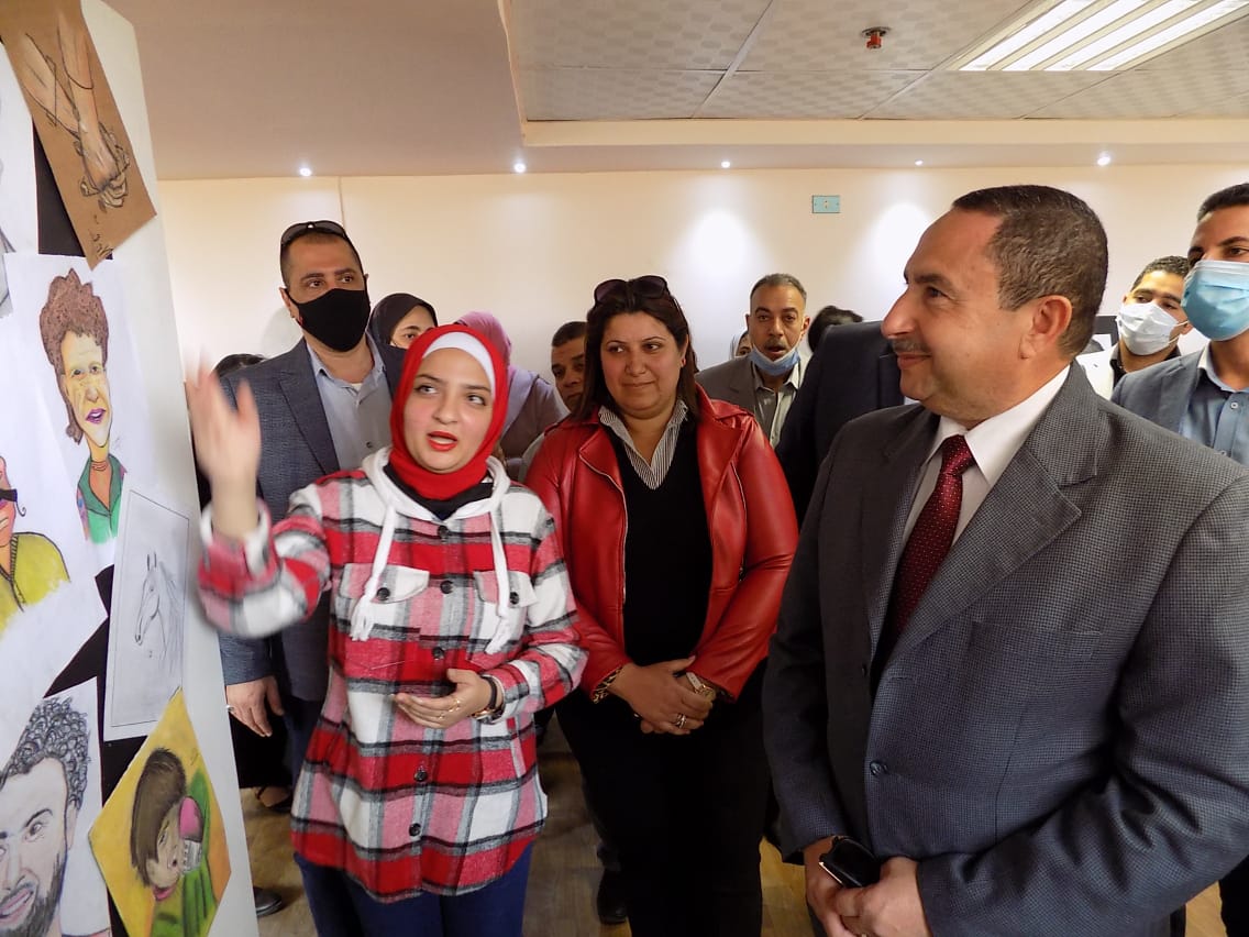 رئيس جهاز بني سويف الجديدة يفتتح معرضًا فنيًا بالمدينة