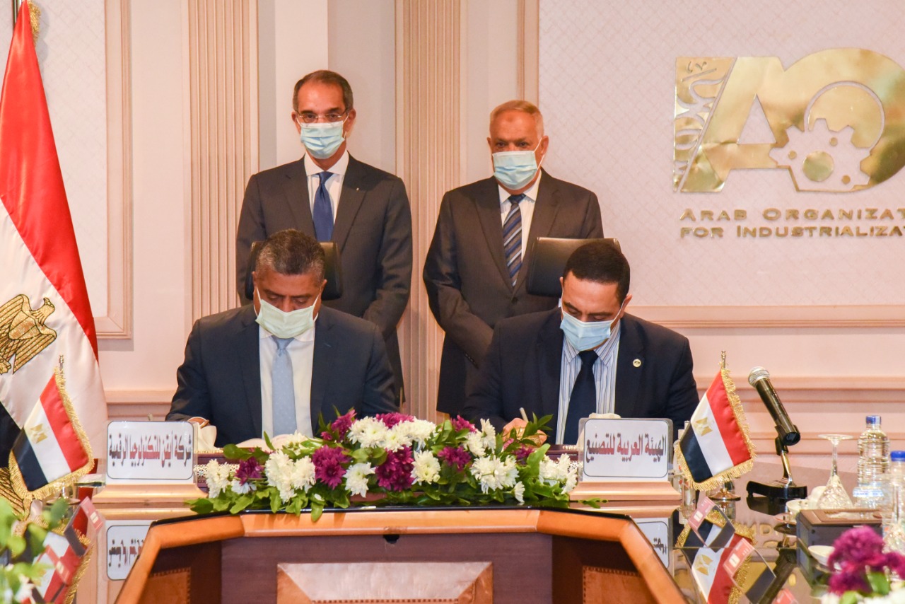 وزير الإتصالات ورئيس العربية للتصنيع يشهدان توقيع اتفاقية