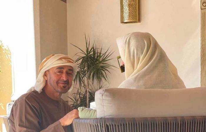 صورة تجمع بن زايد مع والدته