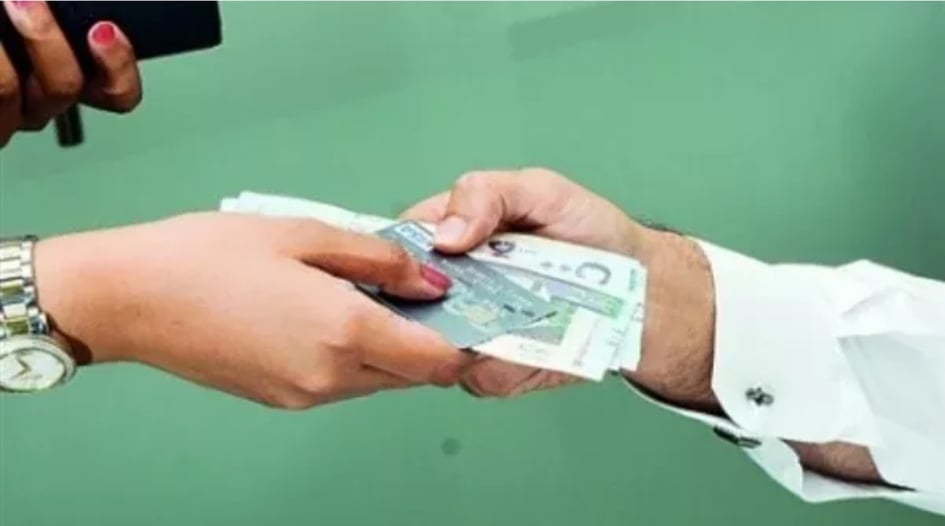 إخراج الزوجة زكاة لزوجها