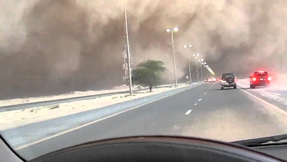 تعليمات احرص عليها أثناء القيادة فى العواصف الترابية للنجاة