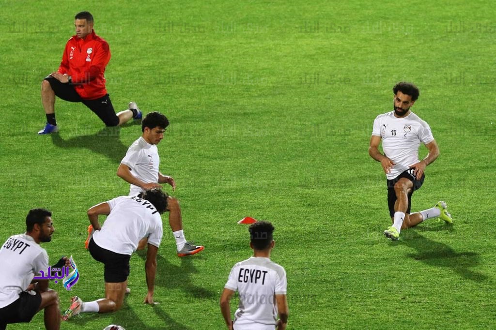 محمد صلاح مع لاعبي المنتخب الوطني 