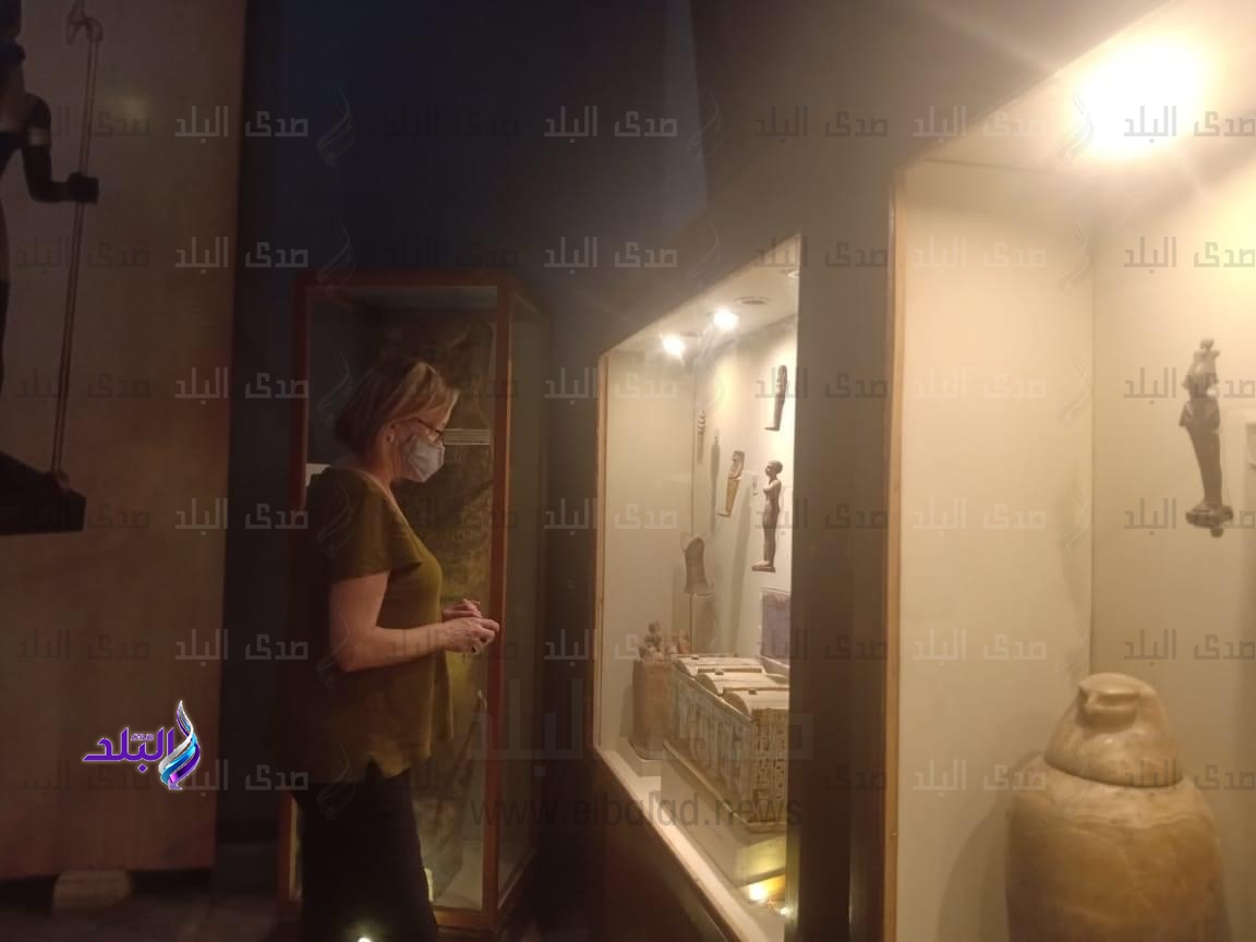 تمثال شبيه أبو الهول يستقبل وفد اثري امريكي 