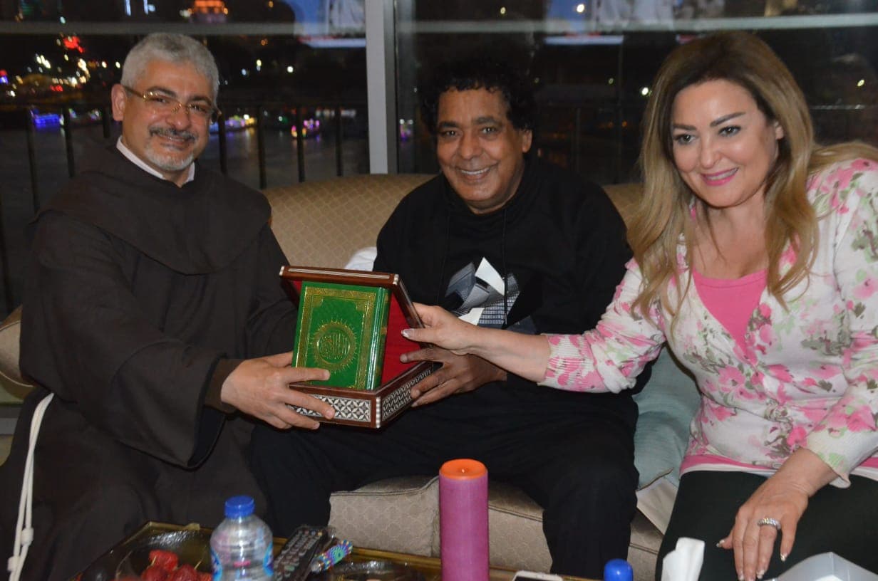 محمد منير وبطرس دانيال ونهال عنبر