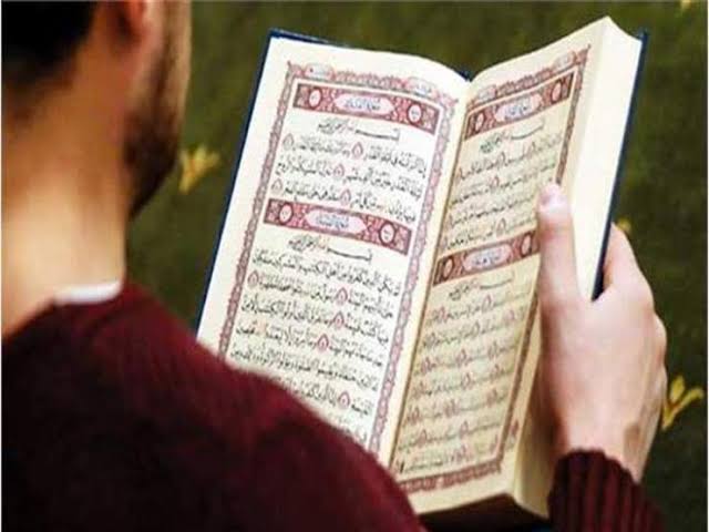 الصلاة بالمصحف