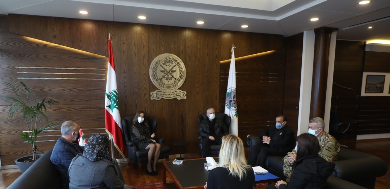 وزيرة الدفاع اللبنانية تستقبل أهالي ضحايا انفجار مرفأ بيروت