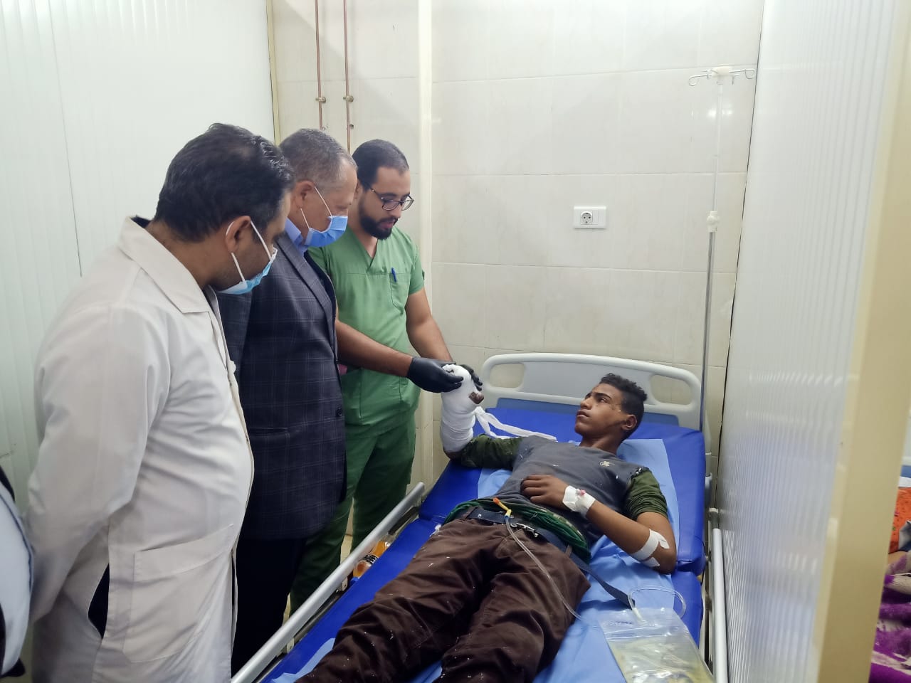 سكرتير مساعد أسيوط يزور المصابين حادث قطارين سوهاج 