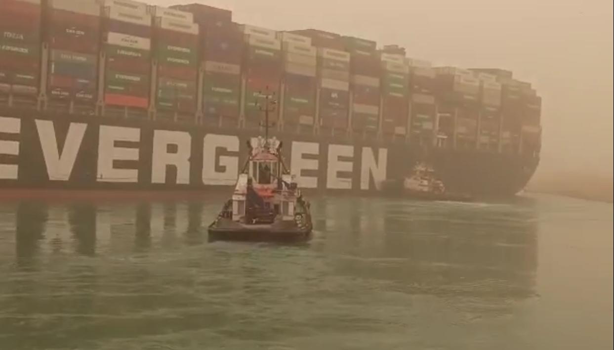 تحريك ملحوظ للسفينة الجانحة بقناة السويس بسبب اعمال التكريك