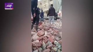 شاهد .. لحظة خروج شخص حيا من أسفل أنقاض عقار جسر السويس 
