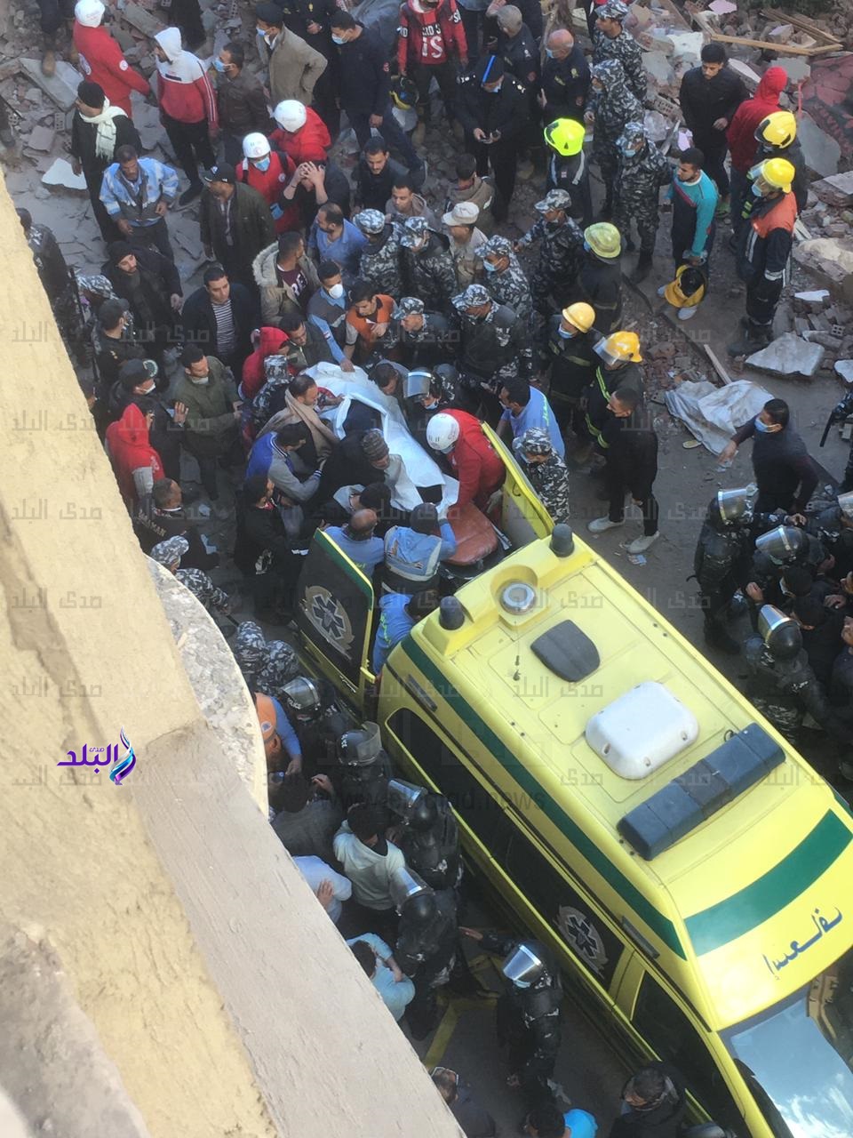 انتشال أحد ضحايا عقار جسر السويس