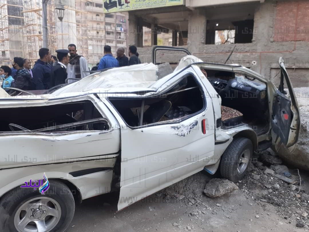 ميكروباص سقط عليه عامود من كوبري ترسا