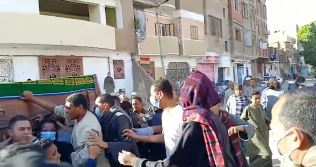 أهالي نجع حمادي يشيعون جثمان ضحية حادث قطاري سوهاج